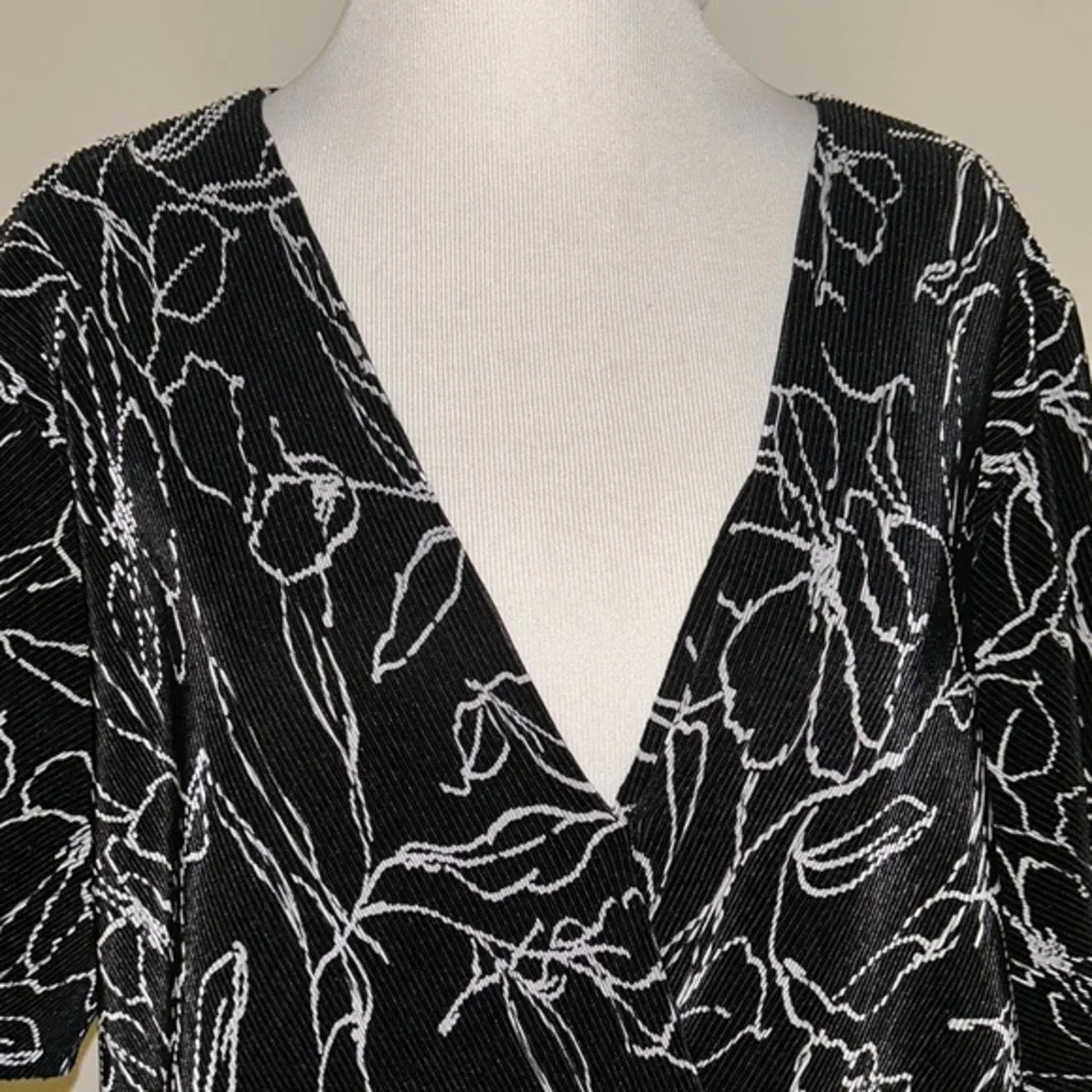 Astr the‎ label women’s XL short sleeved crinkle floral surplice top